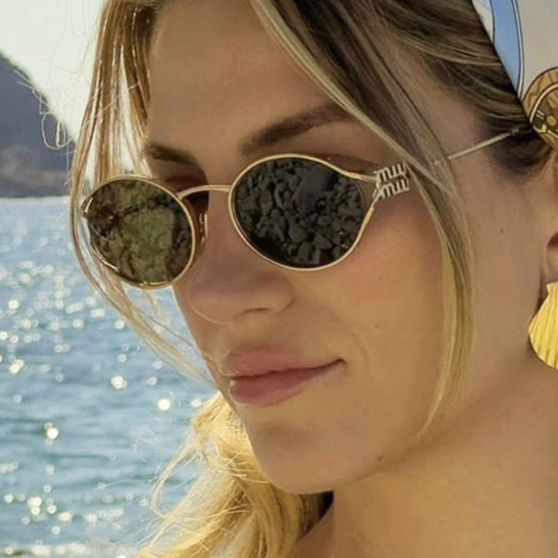 Dame ovalformet solbrille med elegant metallramme og moderne design Luvikno