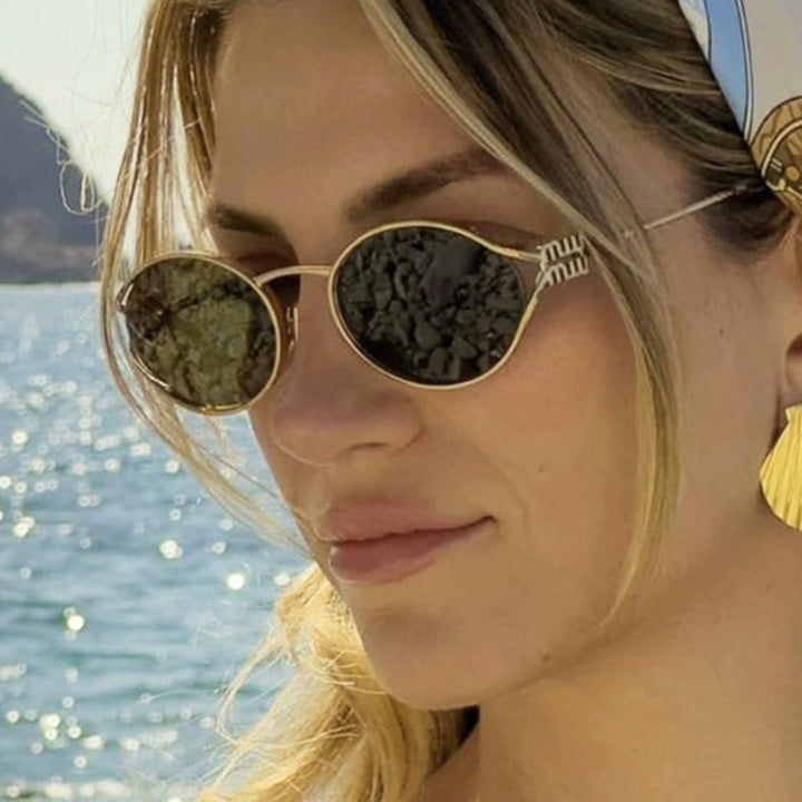 Dame ovalformet solbrille med elegant metallramme og moderne design Luvikno