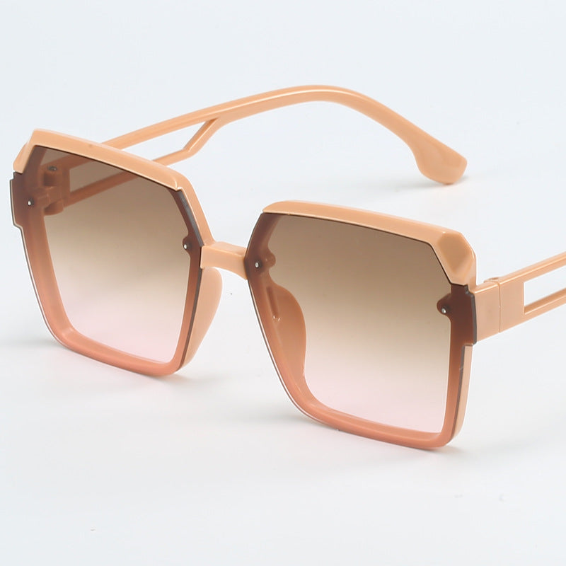 Dame moteriktig kvadratisk solbrille med filigran design Luvikno