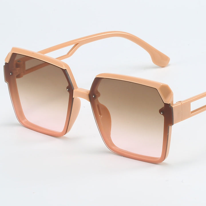 Dame moteriktig kvadratisk solbrille med filigran design Luvikno