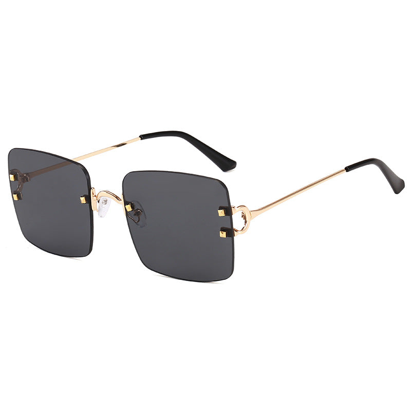 Dame kvadratisk solbrille med elegant metallramme og robuste glass Luvikno