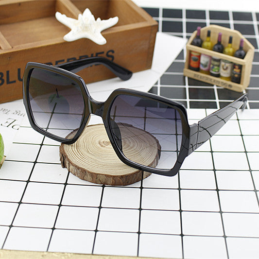 Dame ekstravagant kvadratisk solbrille med unikt design Luvikno