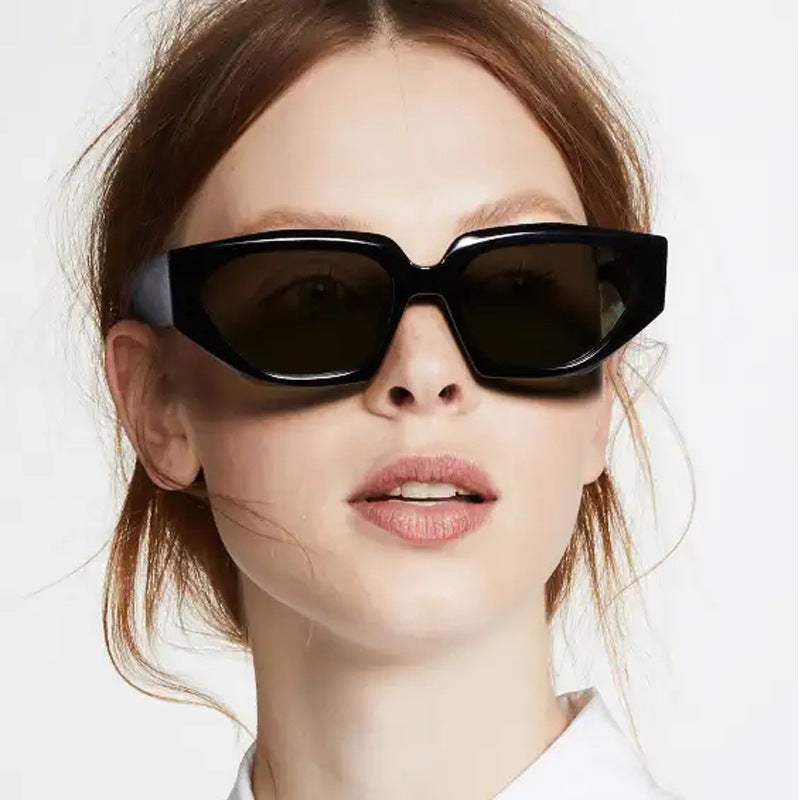 Dame Modisk solbrille i innovativ polygonal design Luvikno