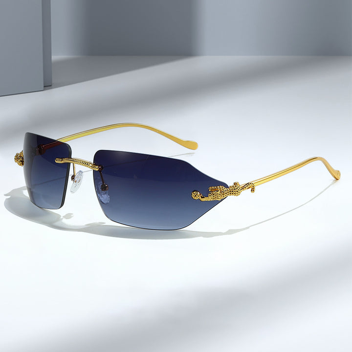 Dame Motefull solbrille med elegant ramme og eksklusive detaljer Luvikno