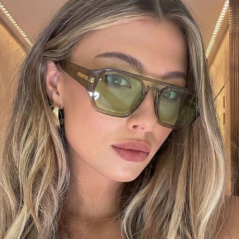 Dame moteriktig rektangulær brille med elegant metalled accent Luvikno