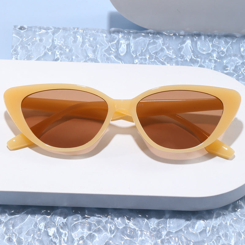 Dame Kattøye Solbrille med moderne ramme Luvikno