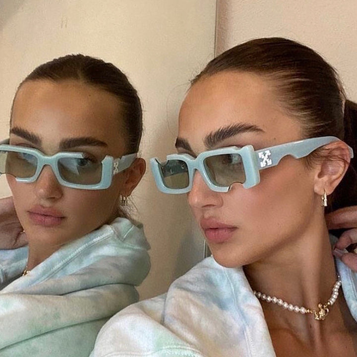 Dame moteriktig solbrille med markant design og robust plastramme Luvikno
