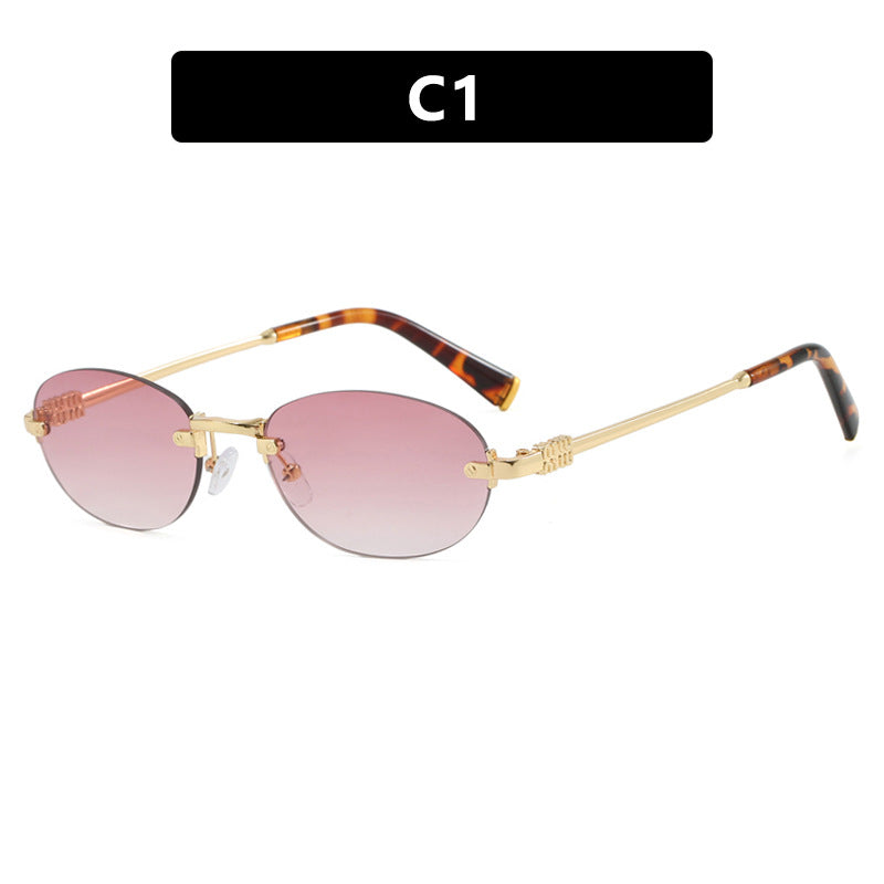 Dame moterimessig solbrille med oval ramme og elegante aksenter Luvikno