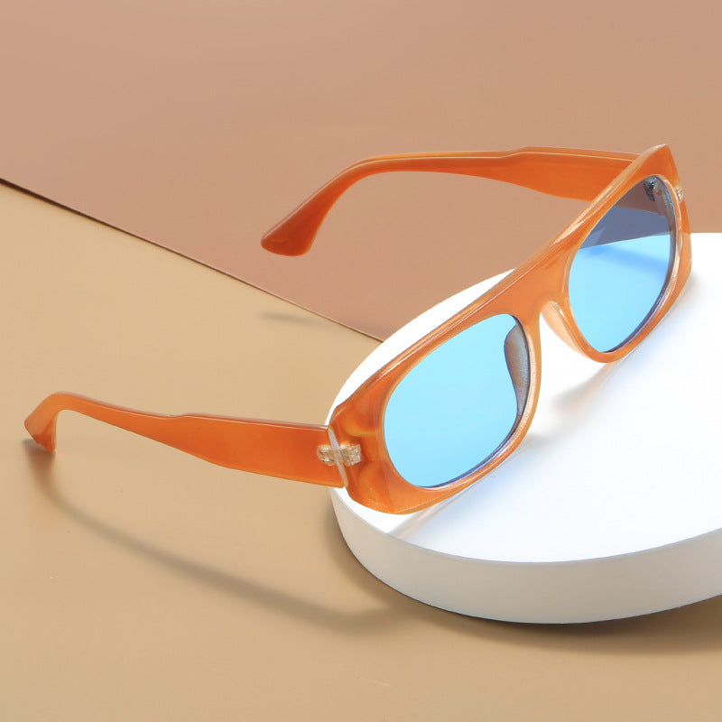Dame moteriktig solbrille i elegant skjolddesign Luvikno