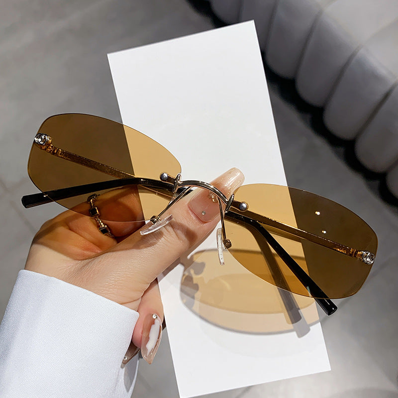 Dame trendy solbrille med elegant, smal ramme Luvikno