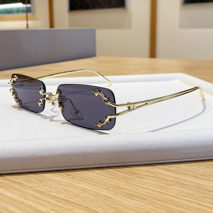 Dame moteriserte solbriller med filigran metallramme og transparente glass Luvikno