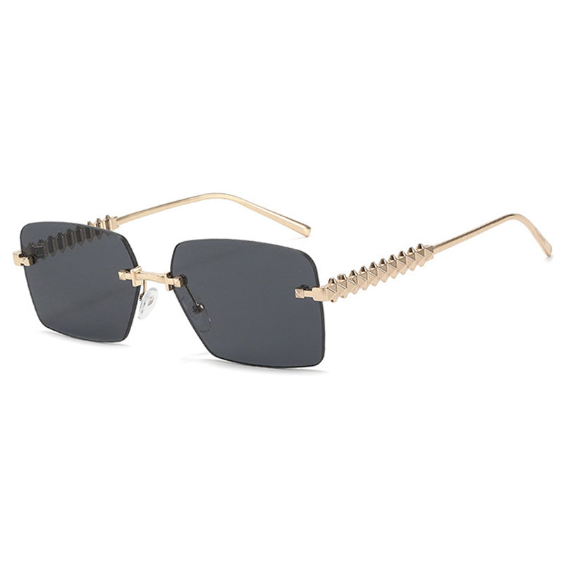 Dame moteriktig solbrille med unikt og dekorativt ramme Luvikno