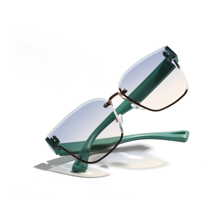 Dame moteriktige solbriller med elegant ramme og brede glass Luvikno