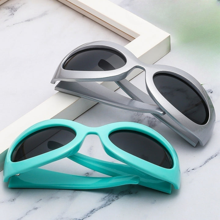Dame moteriktig solbrille med oval ramme og moderne finish Luvikno