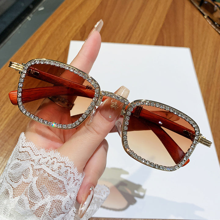 Dame solbrille med strassbesatt ramme og moderne tre-design Luvikno
