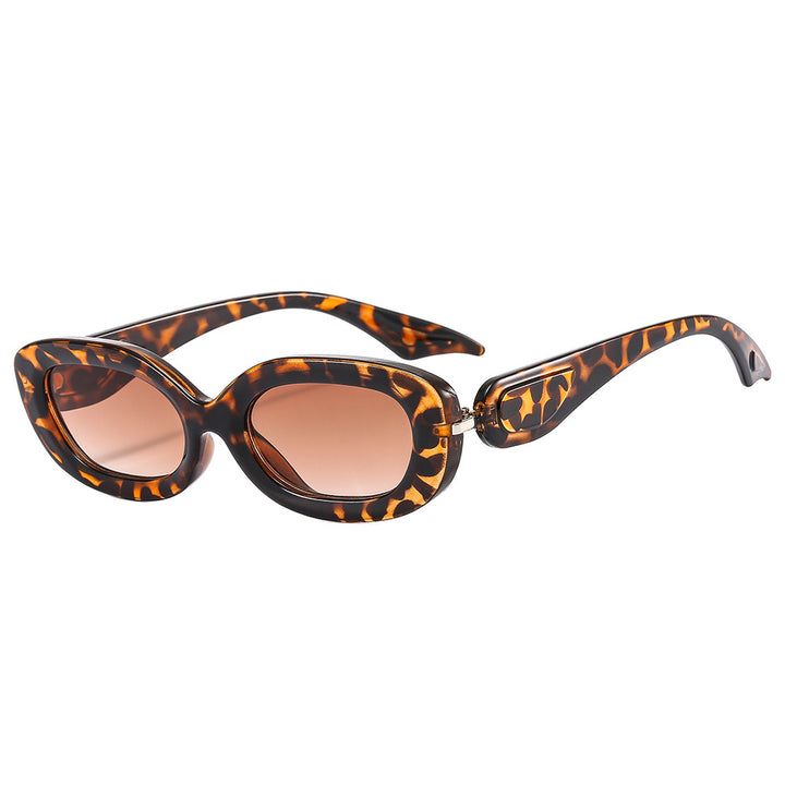 Dame moteriktig solbrille med stilfull buet ramme Luvikno