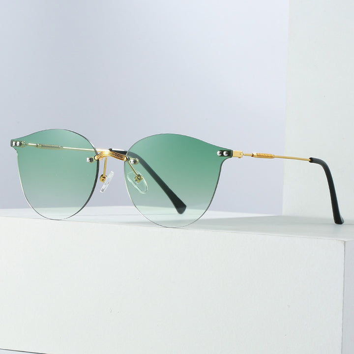 Dame moteriktig solbrille med innovativ metallramme og fleksibel nesestøtte Luvikno