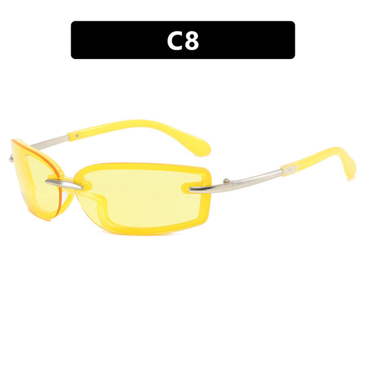 Dame moteriktig solbrille i futuristisk design og gjennomsiktig ramme Luvikno
