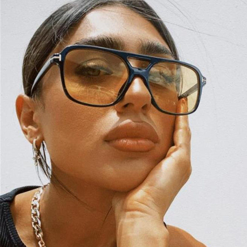 Dame moteriktig solbrille i stilfull ramme Luvikno