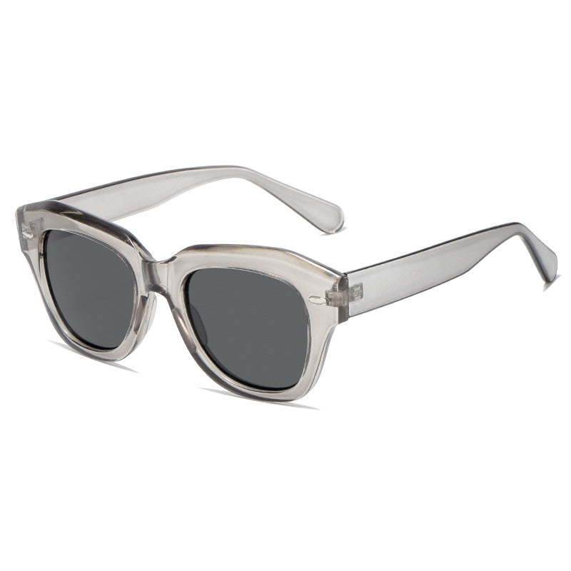 Dame stilig solbrille i moderne design med gjennomsiktig ramme Luvikno