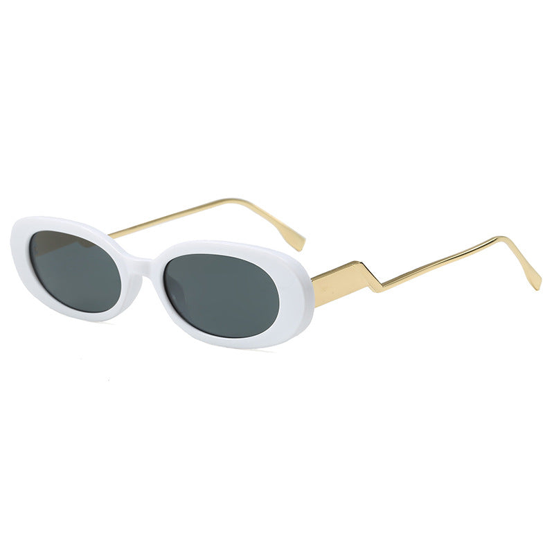Dame retro-inspirert solbrille med moderne design og markant ramme Luvikno