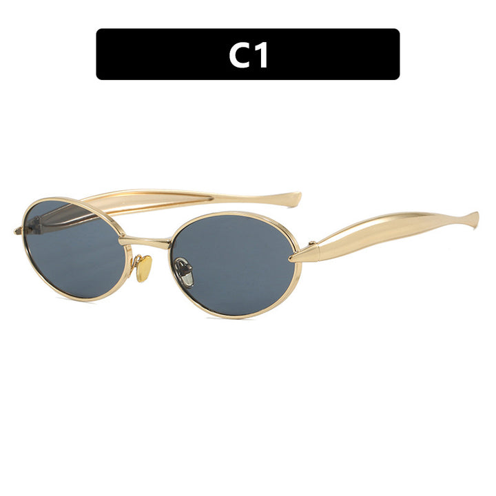 Dame moteriktig solbrille med oval ramme og glitrende detaljer Luvikno