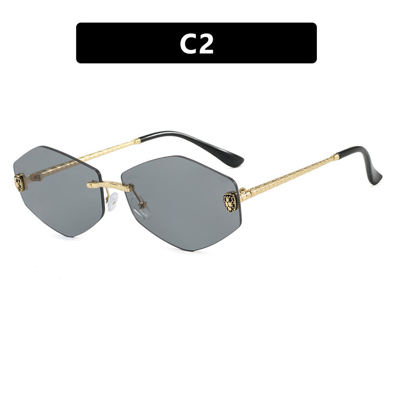 Dame geometrisk solbrille i moderne design med elegant metallramme Luvikno