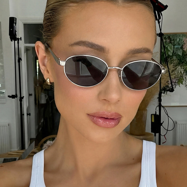Dame moteriktig solbrille i elegant oval design med ramme i høykvalitets metall Luvikno