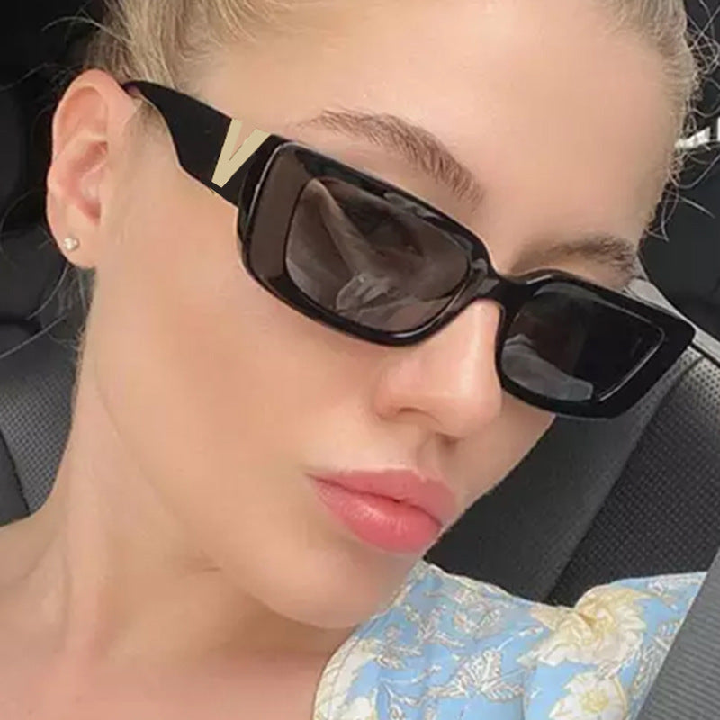 Dame moteriktig solbrille i klart design Luvikno
