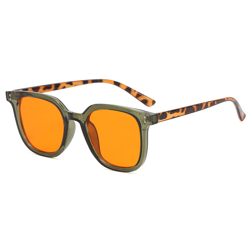 Dame kvadratisk designerbrille med tykk ramme og elegant profil Luvikno