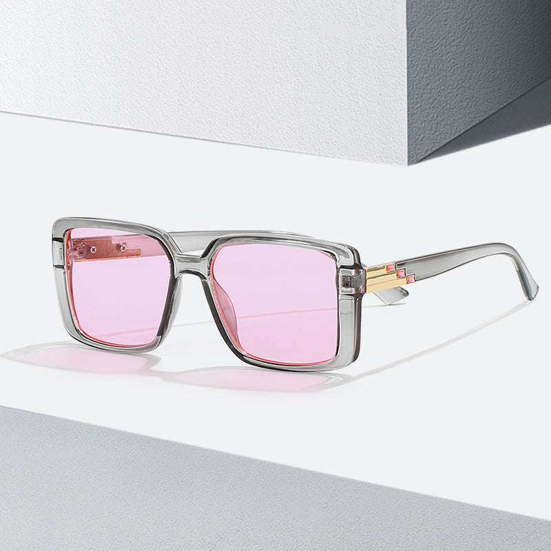 Dame moteriktig firkantet solbrille med trendy detaljer Luvikno
