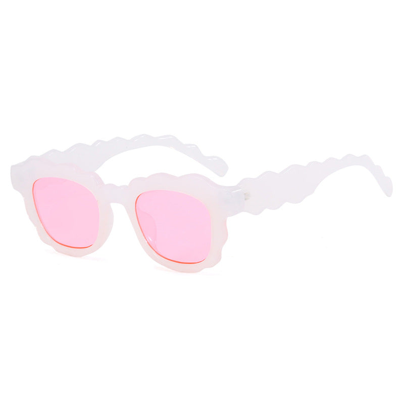 Dame moteriktig solbrille med bølgeramme Luvikno
