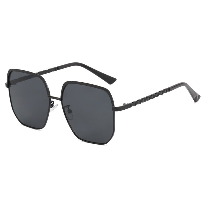 Dame moteriktig solbrille med firkantet ramme og stilige detaljer Luvikno