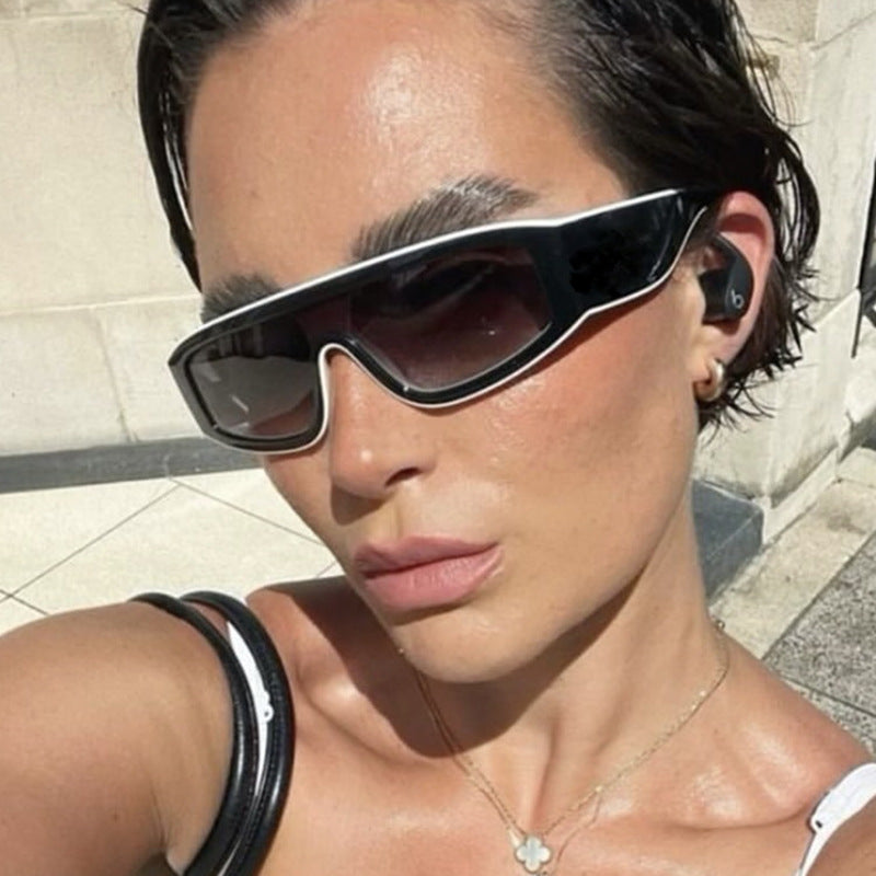 Damen moteriktig sports solbrille med innovativt design og bred ramme Luvikno