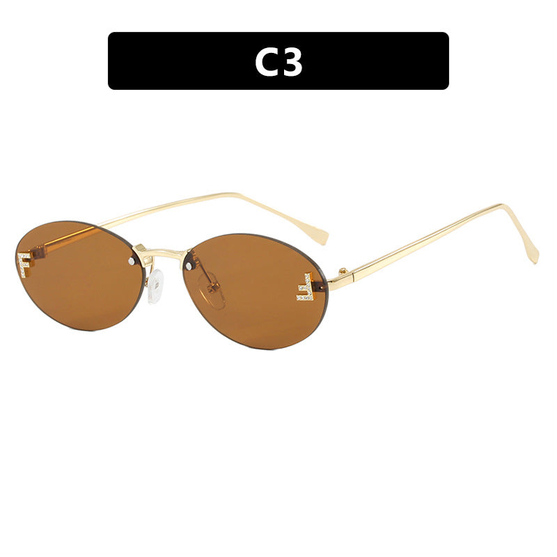 Dame moteriktig solbrille med elegant, speilreflekterende glassfront og filigran metallramme Luvikno