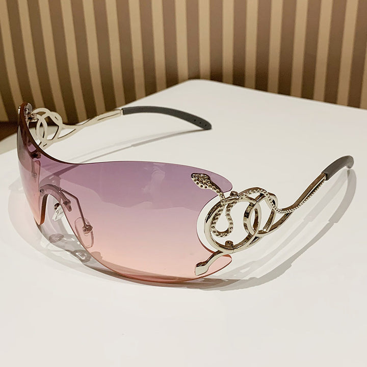 Dame futuristisk solbrille med lekent design Luvikno
