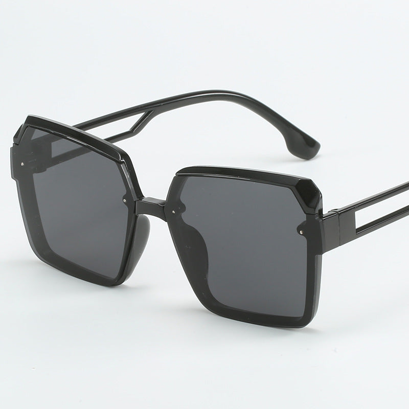 Dame moteriktig kvadratisk solbrille med filigran design Luvikno