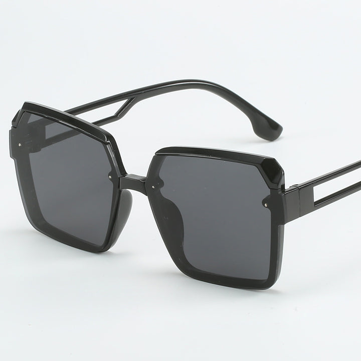 Dame moteriktig kvadratisk solbrille med filigran design Luvikno