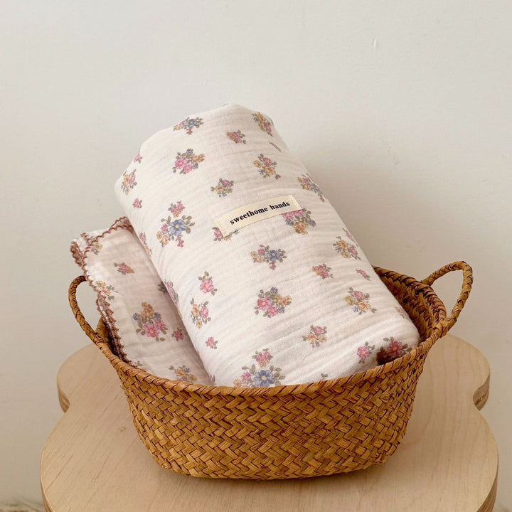 Unisex Musselinteppe med delikat blomsterdesign og elegante volanger Luvikno