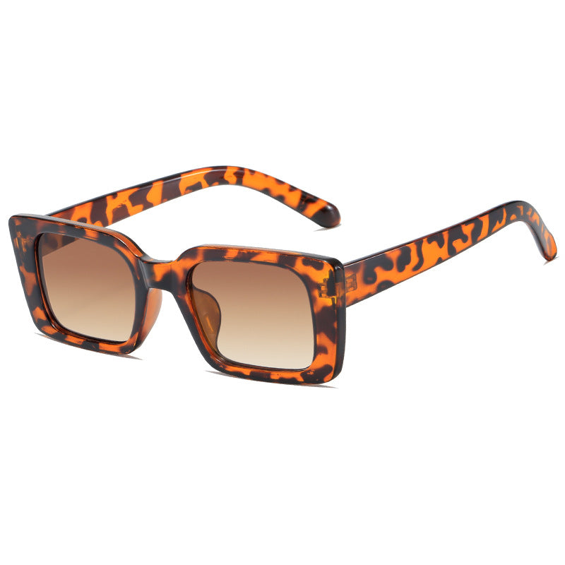 Dame moteriktig kvadratisk solbrille med bred, blank ramme Luvikno