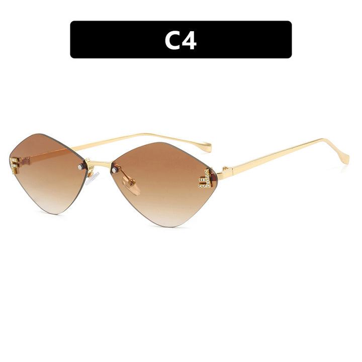 Dame geometrisk solbrille i ekstravagant design med gradiertede glass Luvikno