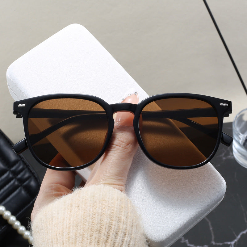 Dame stylish solbrille med transparent ramme og elegant design Luvikno