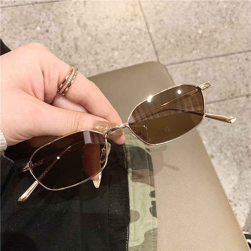 Dame geometrisk solbrille i minimalistisk design Luvikno