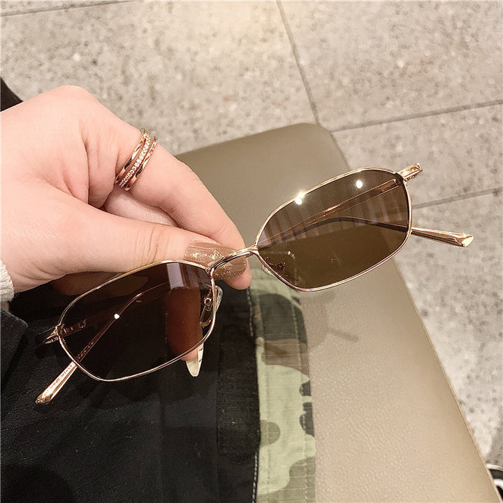 Dame geometrisk solbrille i minimalistisk design Luvikno