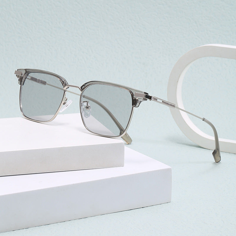 Dame kvadratisk solbrille med lett metallramme og brede stenger Luvikno