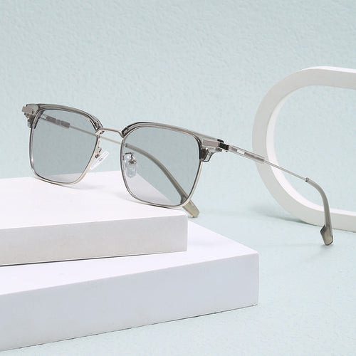 Dame kvadratisk solbrille med lett metallramme og brede stenger Luvikno
