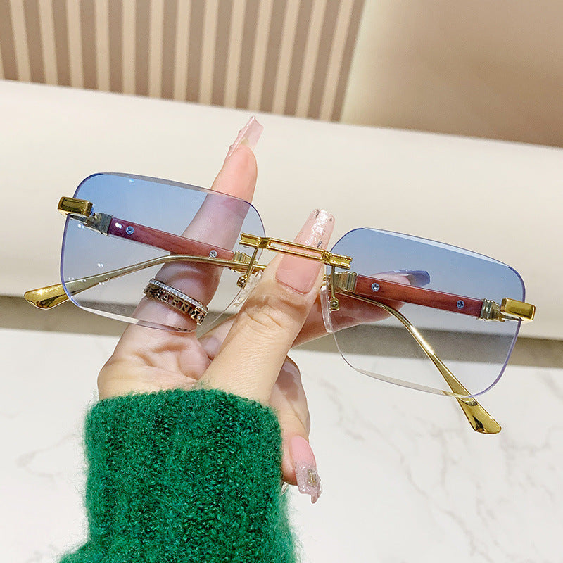 Dame moteriktig rektangulær solbrille med edle metallkanter Luvikno
