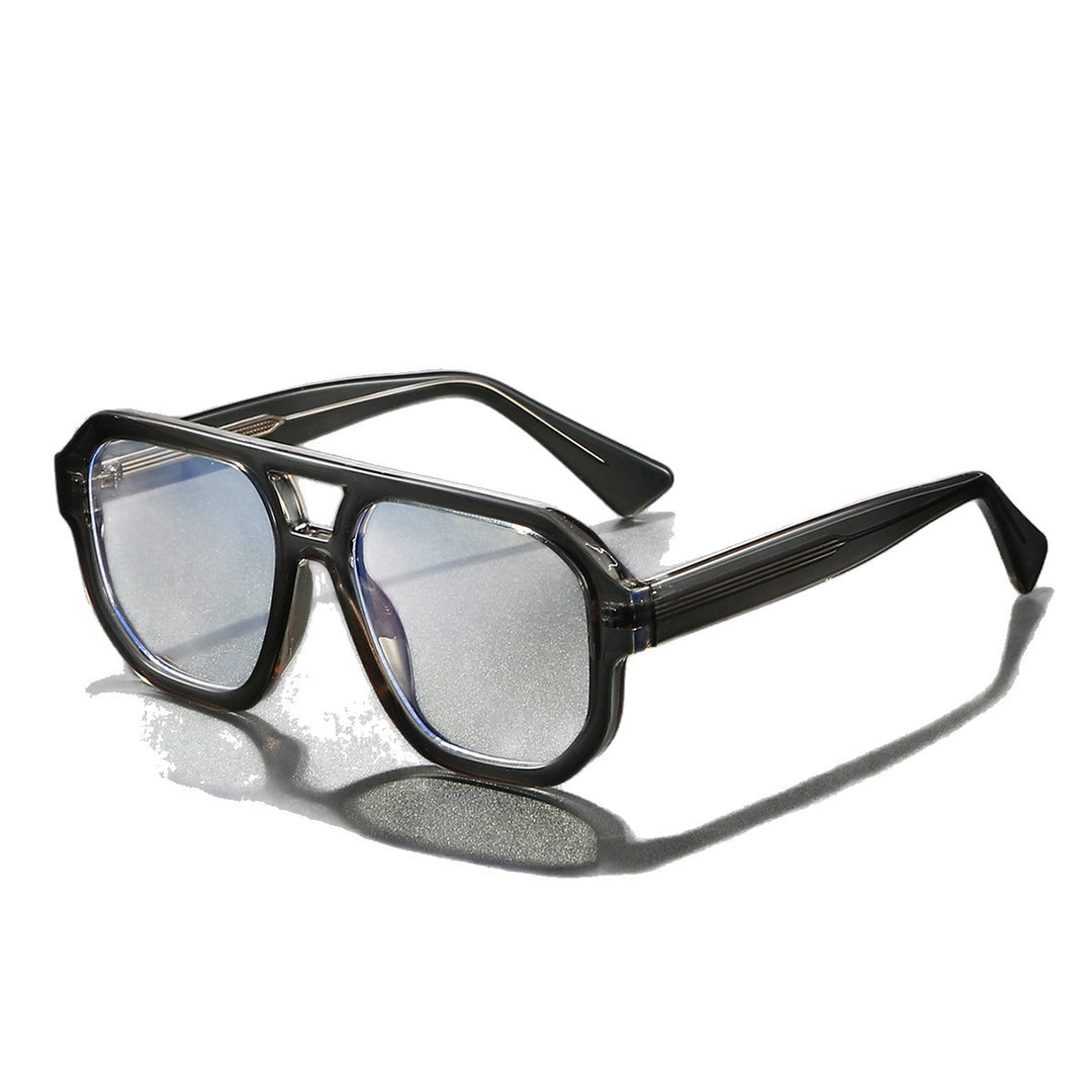 Dame solbrille i moderne urban design med bred kant Luvikno