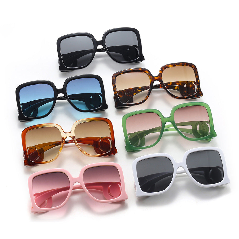 Dame solbrille i elegant kvadrat-design Luvikno