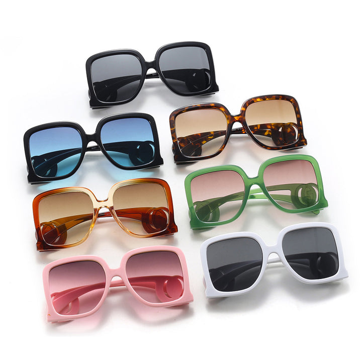 Dame solbrille i elegant kvadrat-design Luvikno